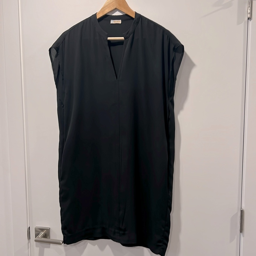 Black sleeveless blouse with pockets, Rubber Ducky Productions Inc, Size L